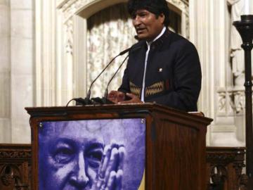 Evo Morales habla durante una misa ofrecida por la salud de Hugo Chávez