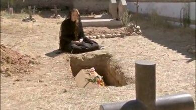 Sara a solas ante la tumba de Miguel