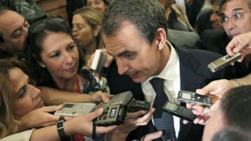 Zapatero atiende a los medios tras el pleno del Congreso que celebró la última sesión de la legislatura