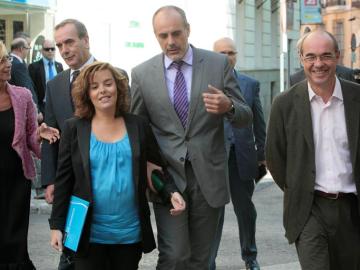 Rosa Díez, José Antonio Alonso, Soraya Sáenz de Santamaría, Joan Ridao y Francisco Jorquera a su salida del Congreso
