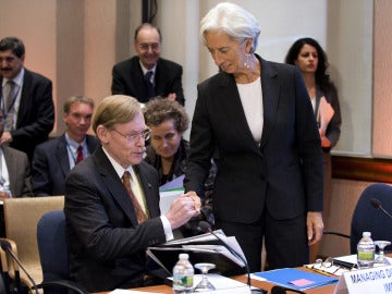 Christine Lagarde estrecha la mano del presidente del Banco Mundial