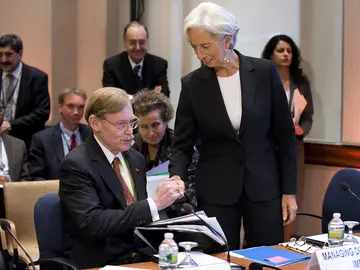 Christine Lagarde estrecha la mano del presidente del Banco Mundial Christine Lagarde estrecha la mano del presidente del Banco Mundial