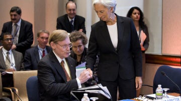 Christine Lagarde estrecha la mano del presidente del Banco Mundial