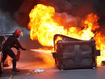 Un ertzaintza apaga un contendor en el barrio de Rekalde Un ertzaintza apaga un contendor en el barrio de Rekalde