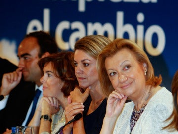 María Dolores de Cospedal, junto a la presidenta de Aragón, Luisa Fernanda Rudi, y la portavoz del PP en el Congreso, Soraya Sáenz de Santamaría