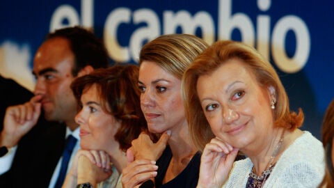 Mar&iacute;a Dolores de Cospedal, junto a la presidenta de Arag&oacute;n, Luisa Fernanda Rudi, y la portavoz del PP en el Congreso, Soraya S&aacute;enz de Santamar&iacute;a