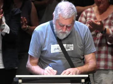 Dos expresos etarras simbolizan la firma del acuerdo Dos expresos etarras simbolizan la firma del acuerdo