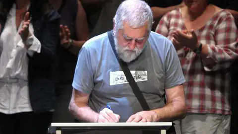 Dos expresos etarras simbolizan la firma del acuerdo Dos expresos etarras simbolizan la firma del acuerdo