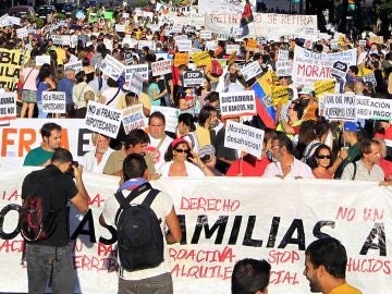 Multitudinarias manifestaciones en España por el derecho a vivienda digna Multitudinarias manifestaciones en España por el derecho a vivienda digna