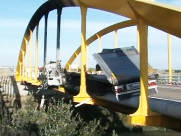 Dos personas fallecen al colisionar su camión contra un puente metálico