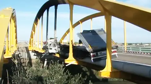 Dos personas fallecen al colisionar su camión contra un puente metálico Dos personas fallecen al colisionar su camión contra un puente metálico