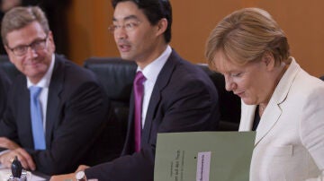 Angela Merkel junto al ministro de Finanzas alemán