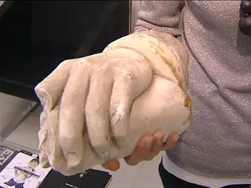 Un vecino devuelve la mano de la estatua de Colón que quitó hace 30 años Un vecino devuelve la mano de la estatua de Colón que quitó hace 30 años
