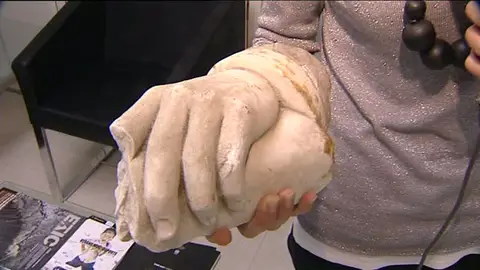 Un vecino devuelve la mano de la estatua de Colón que quitó hace 30 años Un vecino devuelve la mano de la estatua de Colón que quitó hace 30 años