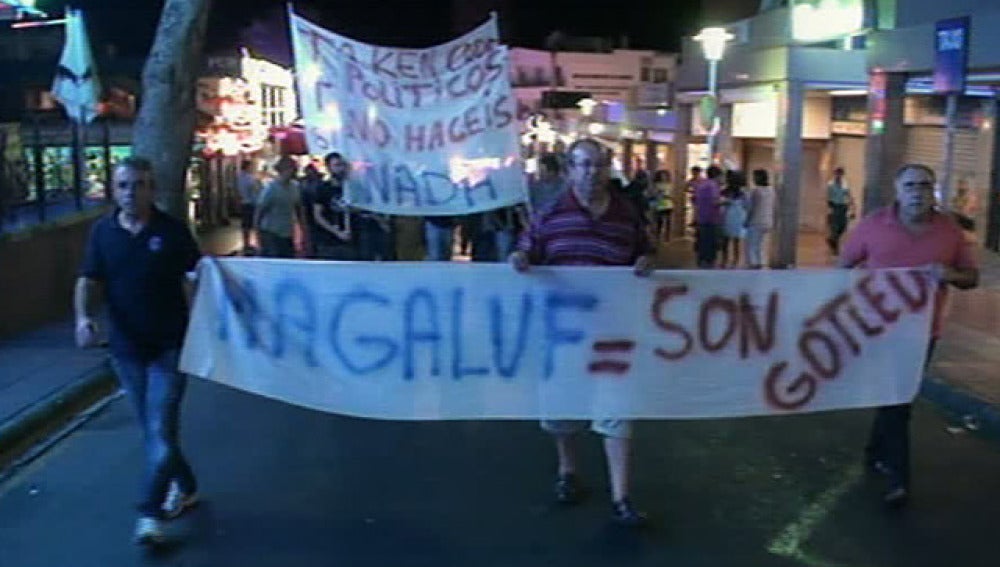 Vecinos de Magaluf protestando