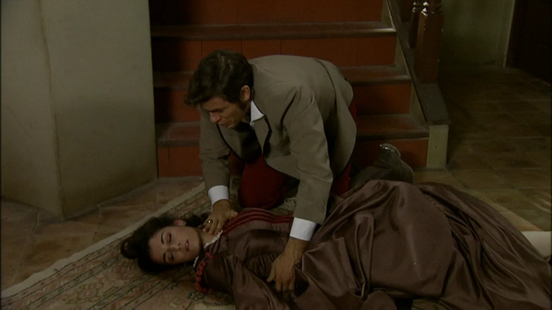 Eugenia cae por las escaleras