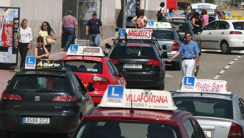 Vehículos de autoescuela preparados para realizar el examen