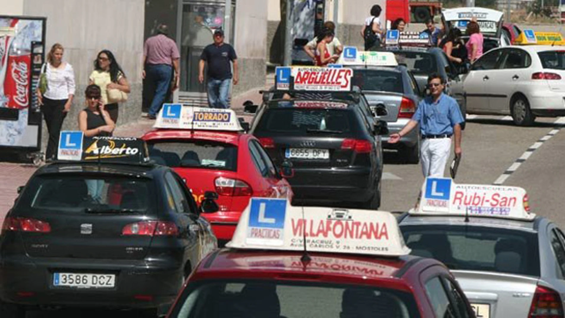Vehículos de autoescuela preparados para realizar el examen Vehículos de autoescuela preparados para realizar el examen
