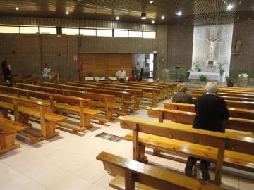 Varias personas rezan en la iglesia de Santa María del Pinar Varias personas rezan en la iglesia de Santa María del Pinar