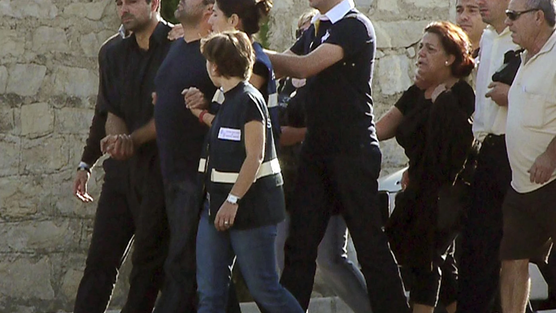 El padre de los menores, tercero por la izquierda, durante el entierro El padre de los menores, tercero por la izquierda, durante el entierro
