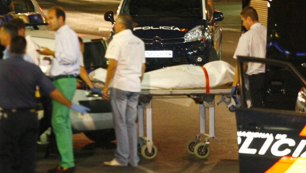 El cuerpo del atracador tras el tiroteo