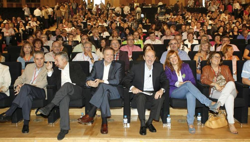 Rubalcaba, flanqueado por Leire Pajín y Marcelino Iglesias