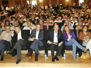 Rubalcaba, flanqueado por Leire Pajín y Marcelino Iglesias Rubalcaba, flanqueado por Leire Pajín y Marcelino Iglesias