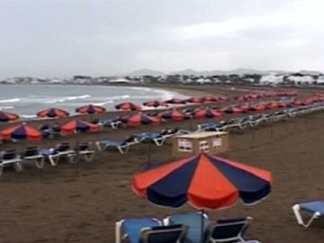 Algas tóxicas impiden el baño en las playas de Lanzarote y La Graciosa Algas tóxicas impiden el baño en las playas de Lanzarote y La Graciosa
