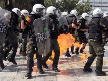 Manifestantes y policías se enfrentan en las calles de Atenas