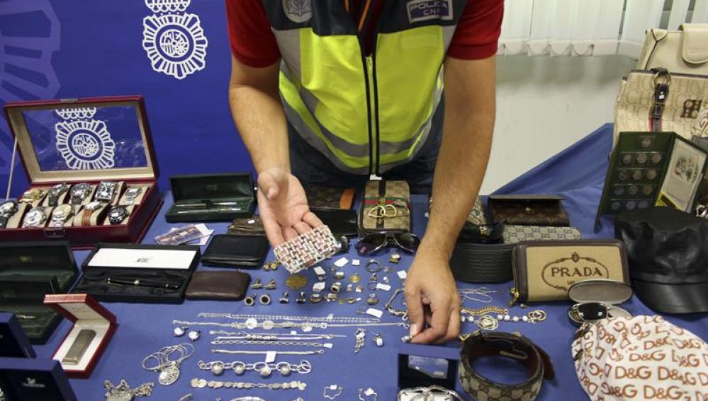 Fotografía facilitada por la Policía Nacional que muestra parte del material incautado