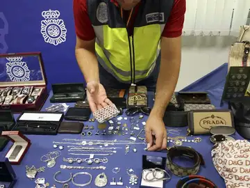 Fotografía facilitada por la Policía Nacional que muestra parte del material incautado Fotografía facilitada por la Policía Nacional que muestra parte del material incautado