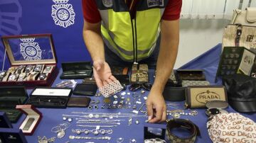 Fotografía facilitada por la Policía Nacional que muestra parte del material incautado