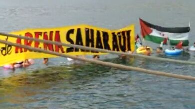 Se tiran al agua para protestar por el traslado de arena de Marruecos