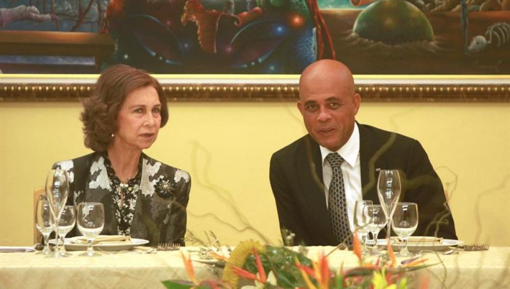 La Reina Sofía conversa con el presidente haitiano Michel Martelly