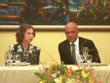La Reina Sofía conversa con el presidente haitiano Michel Martelly