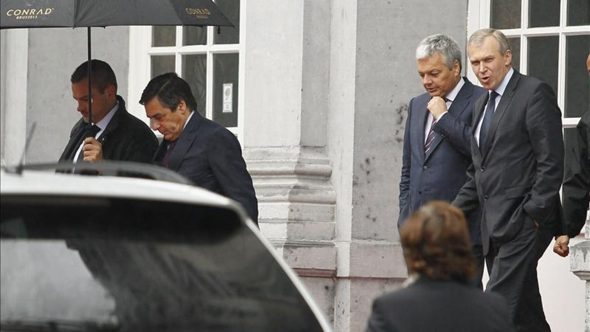 El primer ministro Fran&ccedil;ois Fillon y el ministro belga de Finanzas, Didier Reynders