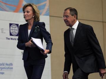 La vicepresidenta y ministra de Economía y Hacienda de España, Elena Salgado (i) y el ministro ruso de Exteriores, Sergei Lavrov