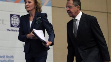 La vicepresidenta y ministra de Economía y Hacienda de España, Elena Salgado (i) y el ministro ruso de Exteriores, Sergei Lavrov