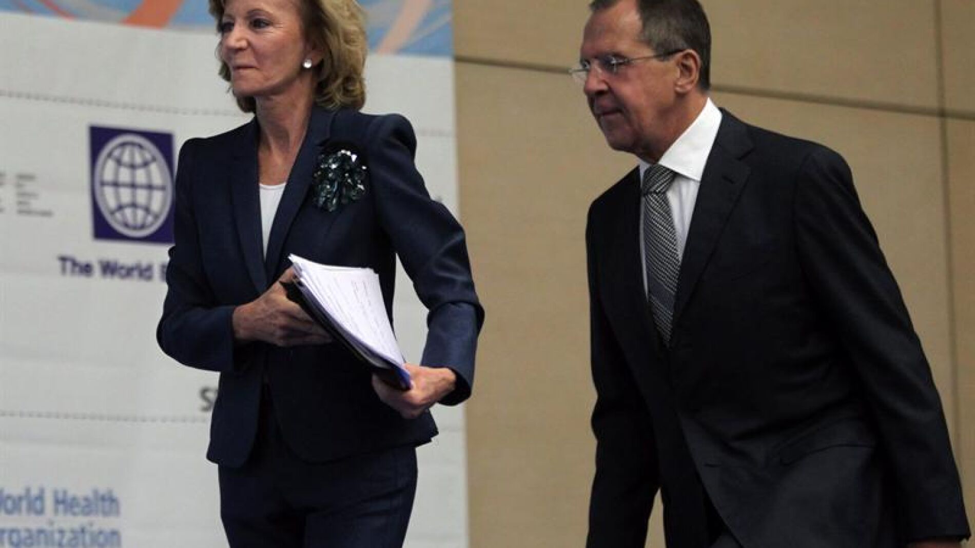 La vicepresidenta y ministra de Econom&iacute;a y Hacienda de Espa&ntilde;a, Elena Salgado (i) y el ministro ruso de Exteriores, Sergei Lavrov