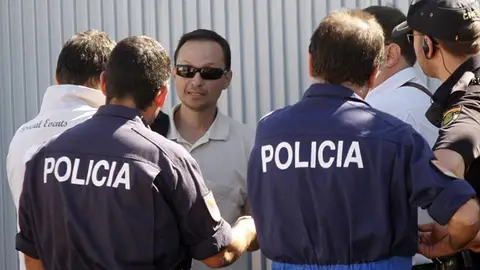 El padre de los niños, junto a la policía científica El padre de los niños, junto a la policía científica