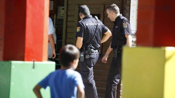 Dos policías rastrean el parque de Córdoba en el que este domingo desaparecieron dos hermanos