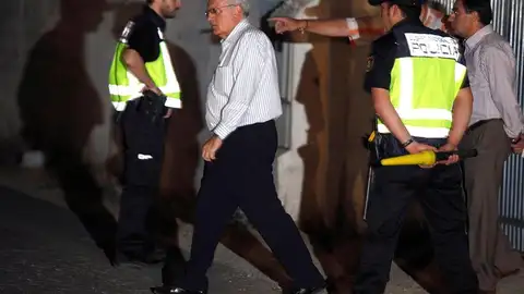 La policía abandona la finca del padre La policía abandona la finca del padre