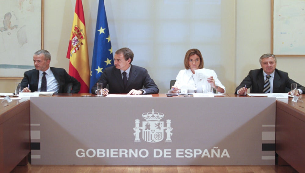 Zapatero junto a los ministros de Fomento, Interior y Defensa.