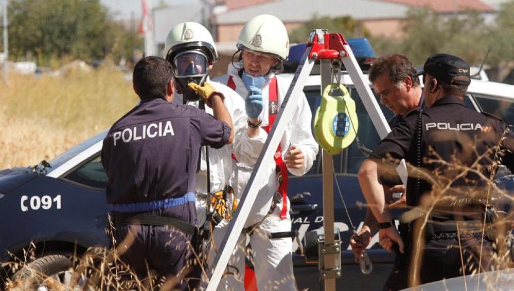 Agentes de la Policía Científica de Sevilla, se disponen a registrar una alcantarilla
