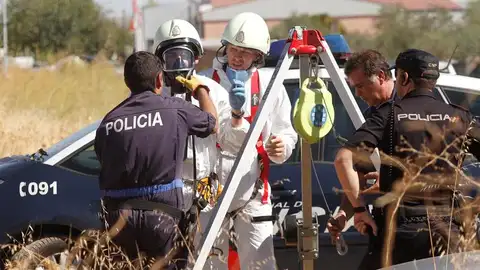 Agentes de la Policía Científica de Sevilla, se disponen a registrar una alcantarilla Agentes de la Policía Científica de Sevilla, se disponen a registrar una alcantarilla