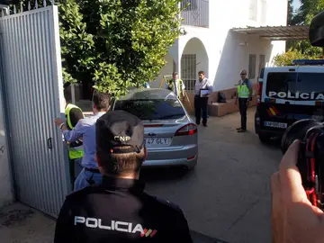 Agentes de la Policía Nacional, en la vivienda del padre de los pequeños Agentes de la Policía Nacional, en la vivienda del padre de los pequeños