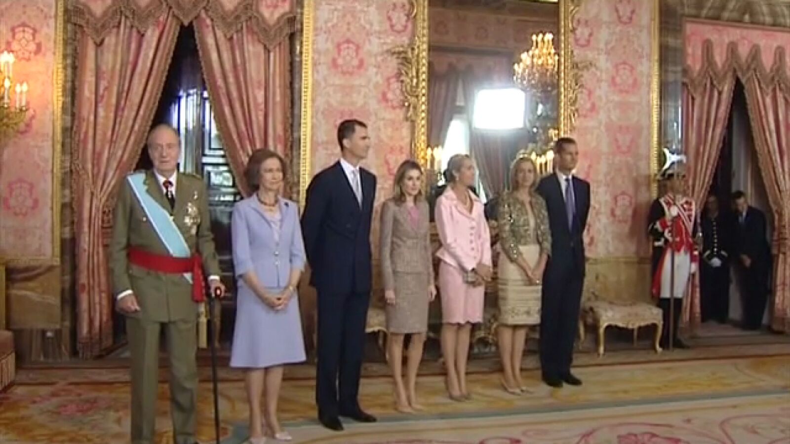 La casa real matiza que no piensa sacar de la familia real a las infantas Elena y Cristina y a Iñaki Urdangarín