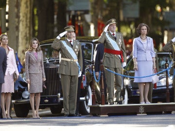 Don Juan Carlos junto al Príncipe Felipe, Doña Sofía y Letizia