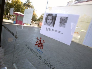 Detalle de un cartel donde aparece la imagen de los dos pequeños desaparecidos