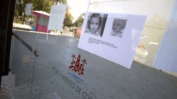 Detalle de un cartel donde aparece la imagen de los dos pequeños desaparecidos